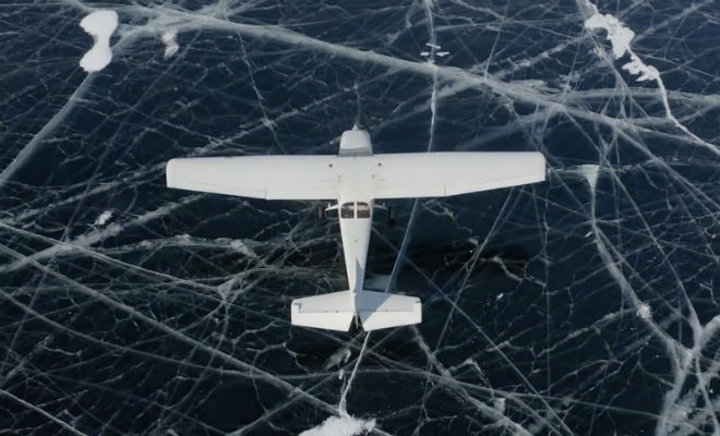 Посадка самолета на прозрачный лед Байкала: под шасси было видно бездну под водой Культура