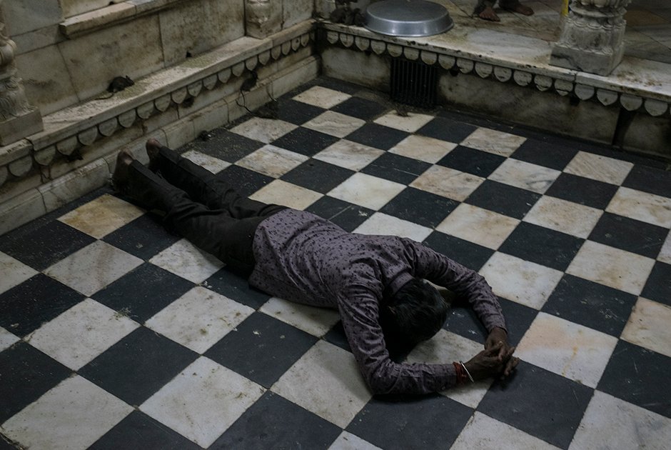 Посетитель храма молится на грязном полу/ © lenta.ru