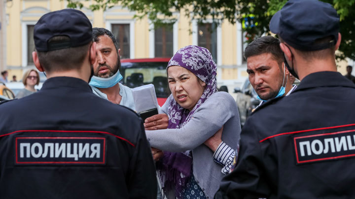 Докатились! В России начали целовать ноги мигрантам