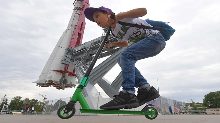 УЖАС, ЛЕТЯЩИЙ НА САМОКАТЕ: ДЕТЕЙ НУЖНО ЗАЩИЩАТЬ НЕ ТОЛЬКО ОТ КОНДУКТОРОВ, НО И ОТ ШОПИНГА РОДИТЕЛЕЙ