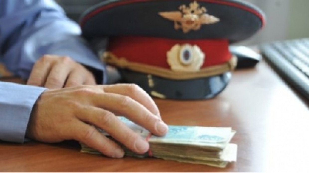 Сотрудник МВД из Карачаево-Черкесии вымогал у ростовчанки 1,6 млн рублей