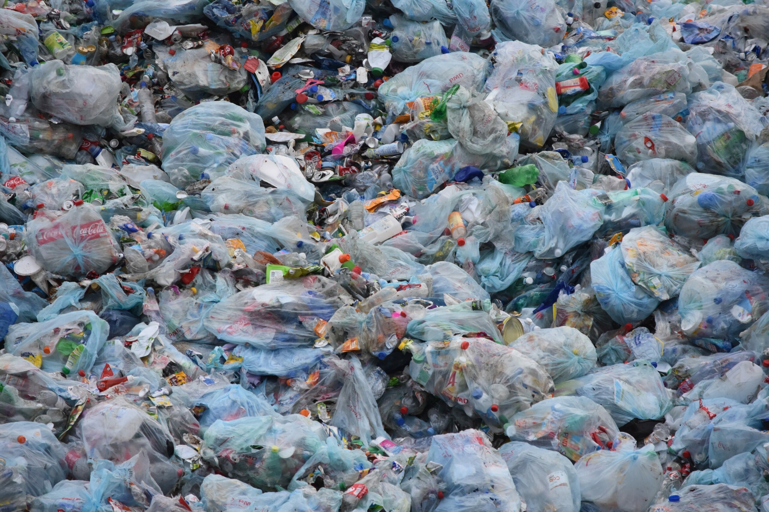 Отходы на планете земля. Пластиковые отходы. Пластиковое загрязнение. Пластиковые отходы в природе.