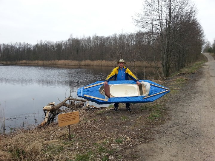 «Эта лодка непотопляема». Бобруйчанин покорил каскад Дубовских озер на каяке из детской ванночки