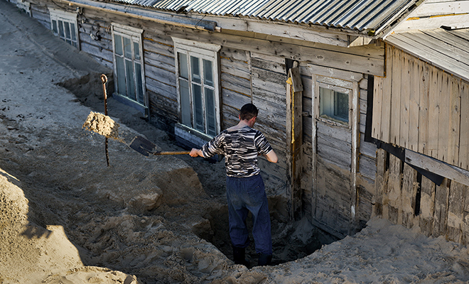 Пустыня посреди Заполярья. Деревню Шойна поглотили пески, и люди живут в домах, которые уже наполовину под землей 