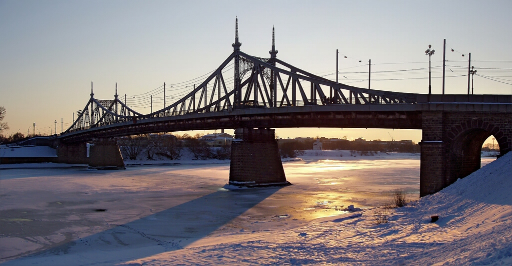 Тверь зимой. Мост Твери зимой. Старая Тверь зимой. Москва Тверская мост зима. Зимняя Тверь звезда с моста.