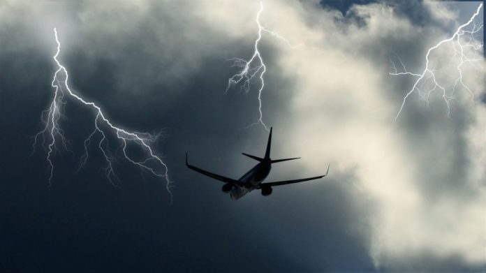 Если молния попадет в самолет: насколько это опасно? гаджеты,мир,технологии,шаровая молния