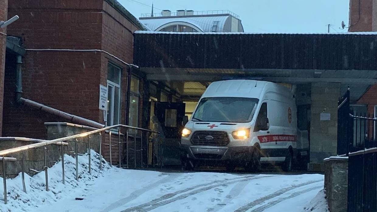 Стало известно состояние пострадавшей после обрушения фасада здания на Обводном канале