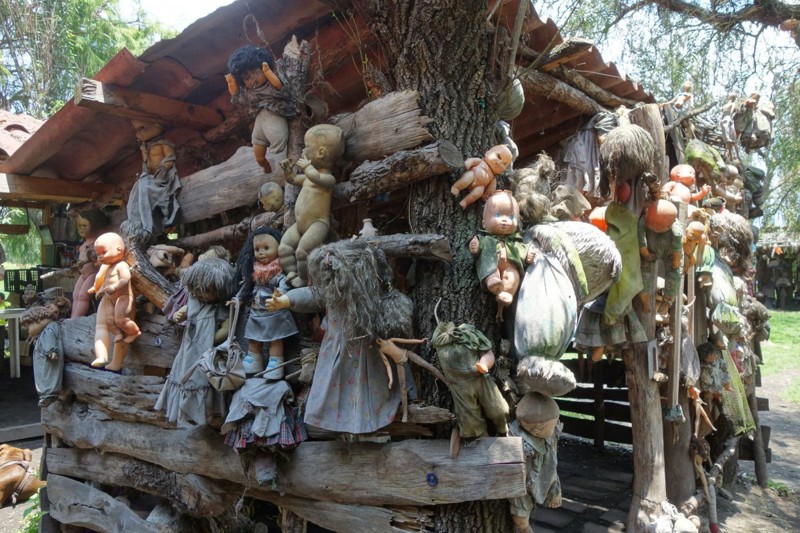 В конце концов на деревьях и домах острова висели сотни кукол заброшенные места, куклы, остров кукол, ужас