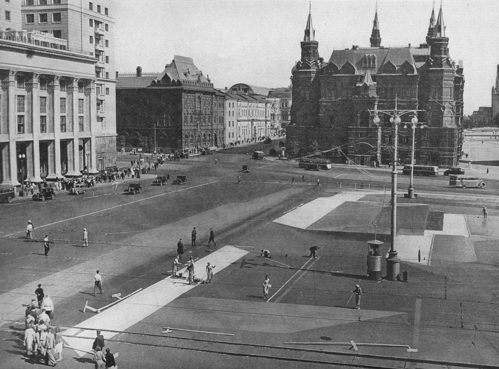 Фотограф США Маргаретт Бурк-Уайт:  Москва 1941.  Последние дни мира. Начало войны. Первая бомбардировка Кремля. время, которые, посольства, первой, Кремля, прямо, чтобы, немецких, Москве, рублей, после, очень, Москвы, церкви, армии, когда, этого, авианалетов, каждой, посла