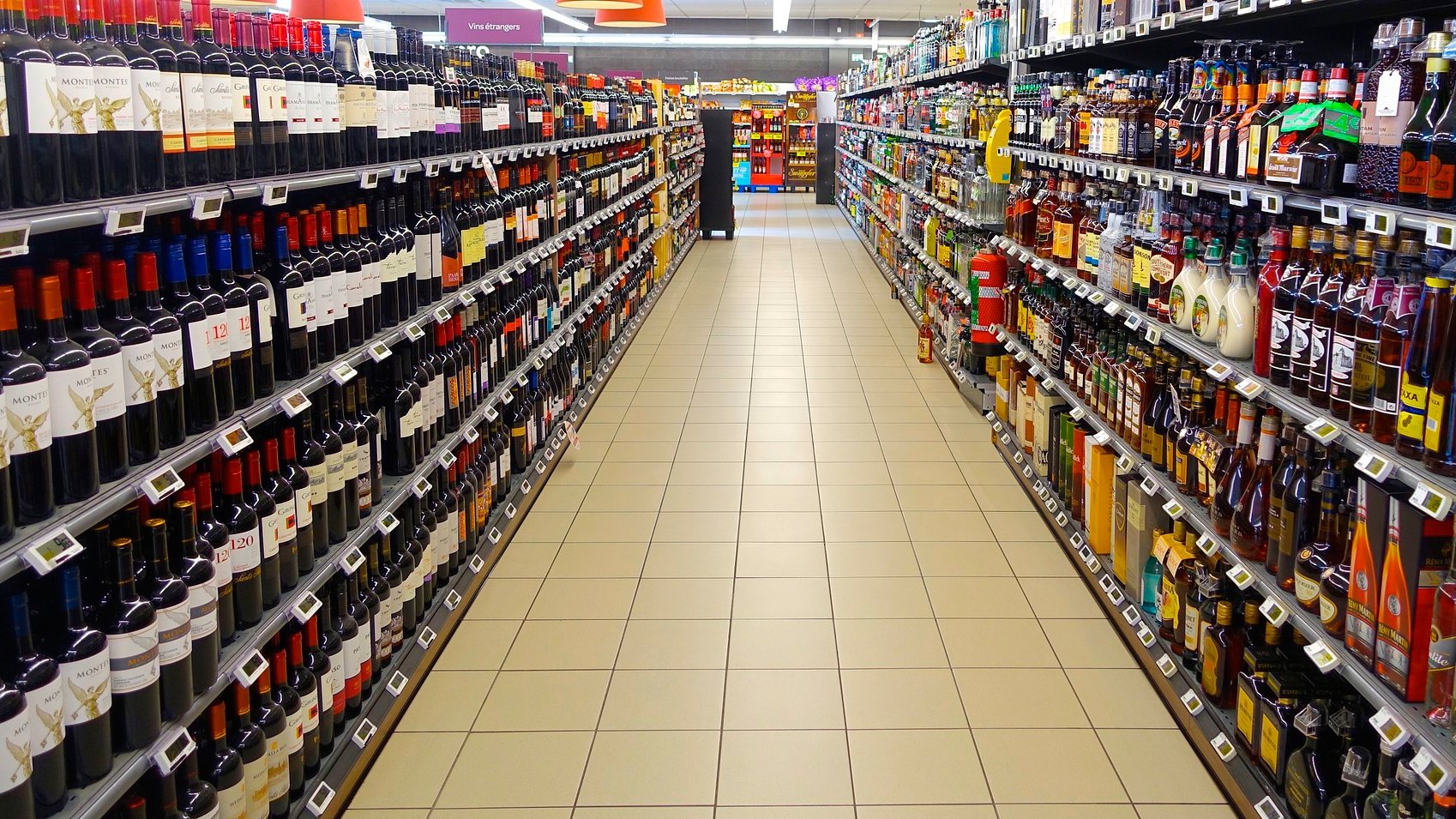 Главный нарколог Минздрава предложил запретить продажу алкоголя в жилых районах