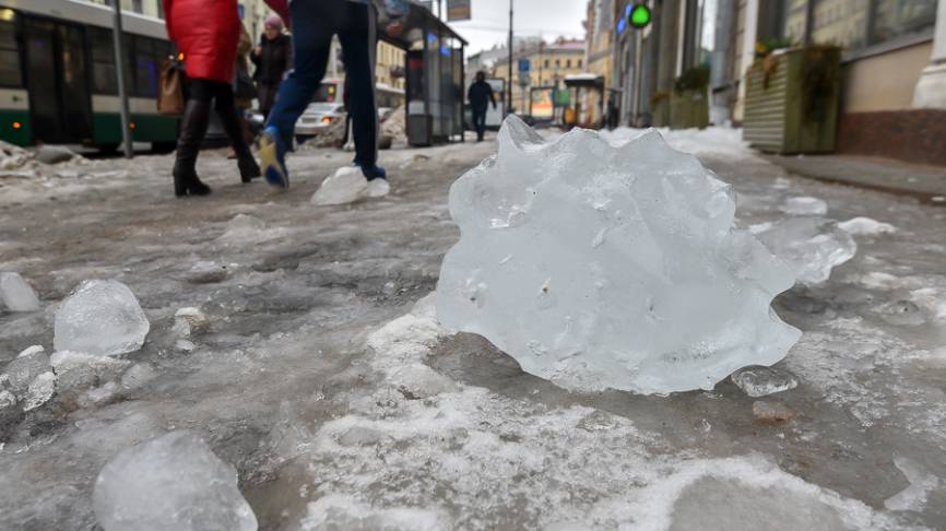 Рабочий сбил глыбу снега с крыши дома и едва не убил прохожую в Новосибирске