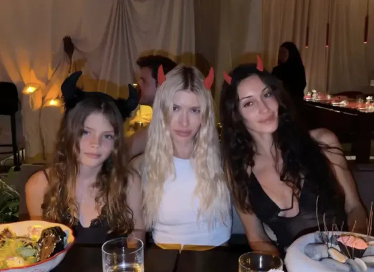 Елена Перминова с дочерью и подругой