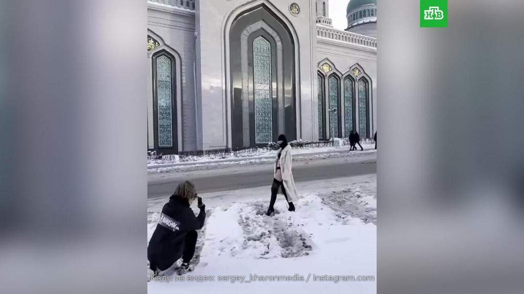 Полуголая танцует перед мечетью. Женщина станцевала перед мечетью. Девушка станцевала возле храм в Казани. Девушка полугода танцевала перед мечетью. Девушка танцевала перед мечетью видео.