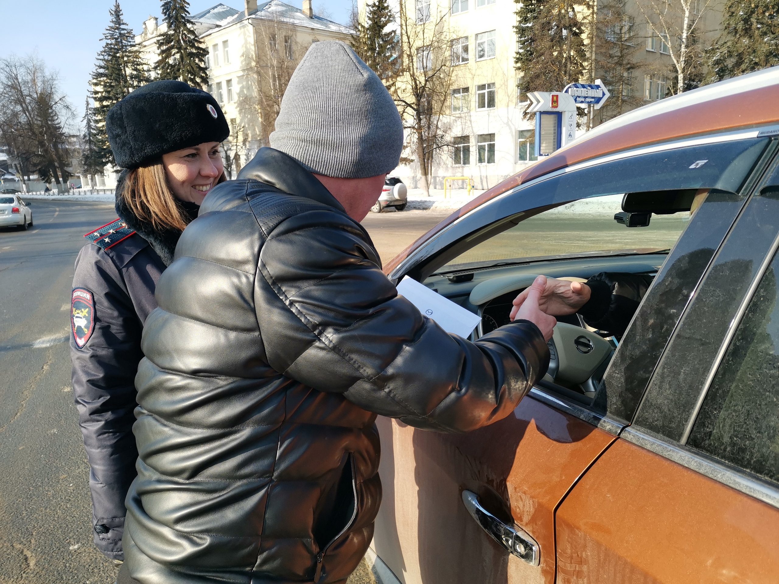 В Твери женский патруль поздравил водителей-мужчин с наступающим 23 февраля