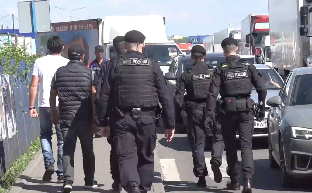 Рейд на оптовиков: полиция в ходе проверки рынков Петербурга нашла около 50 нелегалов