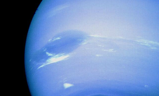 Астрономы заметили необычное поведение темного пятна на Нептуне: оно резко сменило направление Культура
