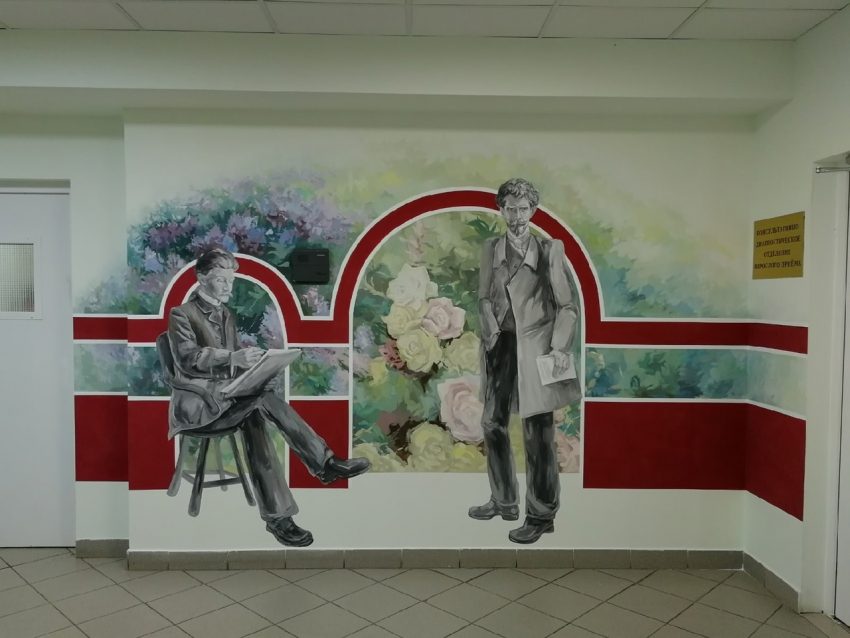 Стену больницы на улице 8 Марта украсили портреты Усольцева и Врубеля
