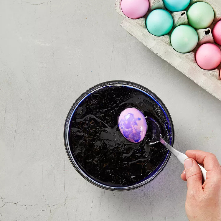 Легкий и быстрый способ окраски пасхальных яиц: мраморное совершенство на Пасху декор,мастер-класс