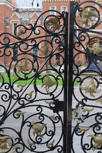 Кованая решётка в воротах дворца Ольденбургских в Рамони