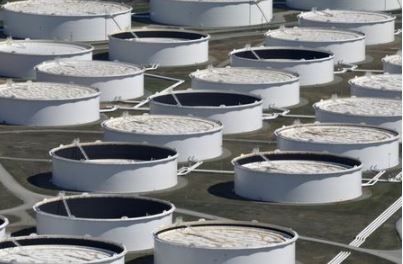 Crude oil storage tanks are seen from above at the Cushing oil hub, appearing to run out of space to contain a historic supply glut that has hammered prices, in Cushing, Oklahoma, March 24, 2016. REUTERS/Nick Oxford/File Photo