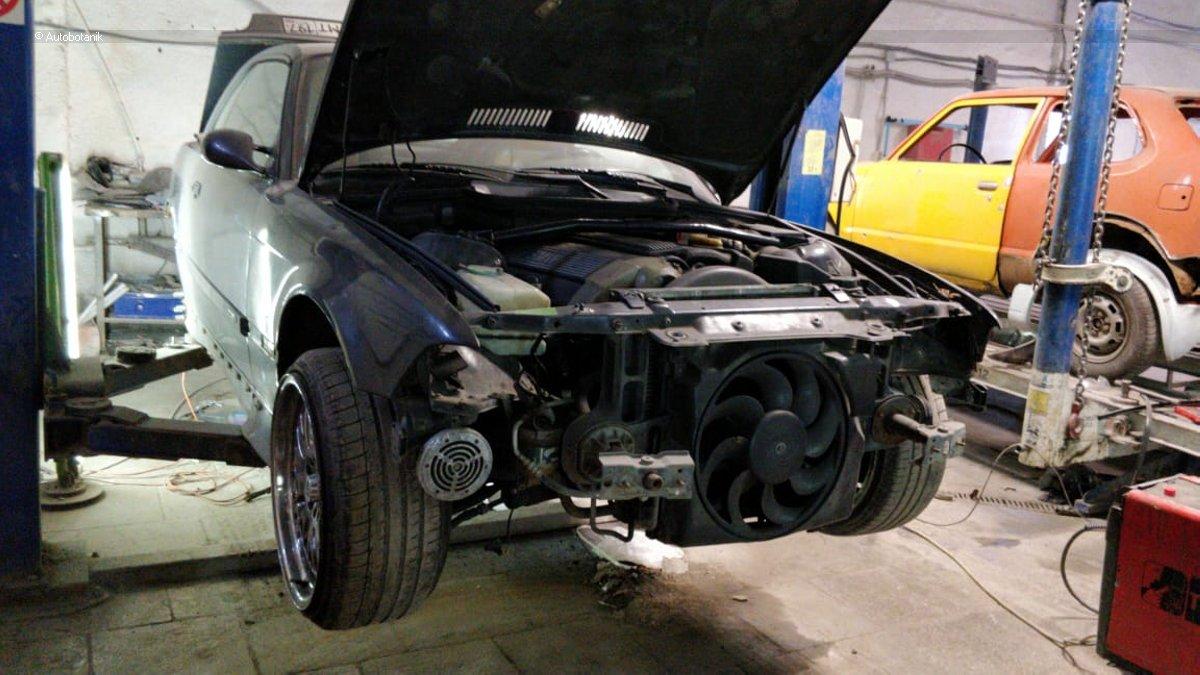 Свежий весенний цвет на старый кабриолет Свежий весенний цвет на старый кабриолет авто и мото