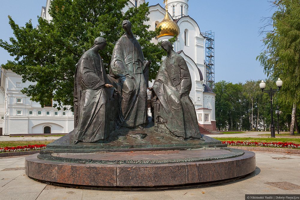 Ярославль недорого. Святая Троица Ярославль памятник. Скульптура Троица в Ярославле. Город Ярославль памятник Святой Троице. Достопримечательности Ярославля памятник Святой Троице.