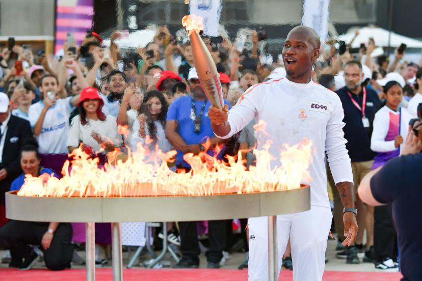 Дрогба зажег чашу с олимпийским огнем перед стадионом «Марселя», завершив 1-й этап эстафеты