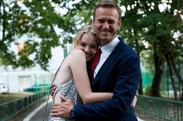 Дочь Алексея Навального Даша получила за него премию мужества в Женеве Звездные дети