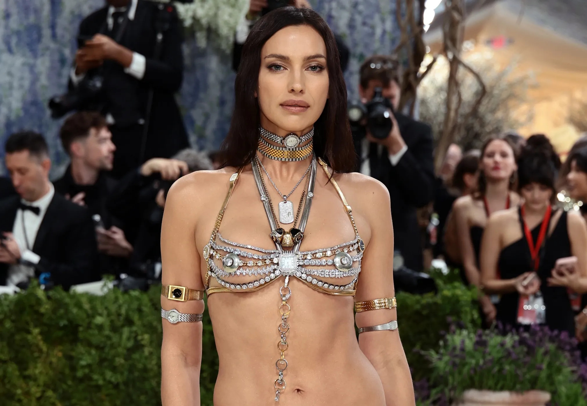 Ирина Шейк в бюстгальтере с бриллиантами вышла на красную дорожку Met Gala — 2026