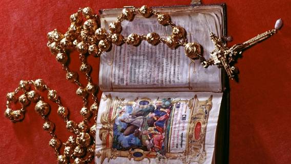 Из замка Арундел в Англии похитили золотые четки Марии Стюарт