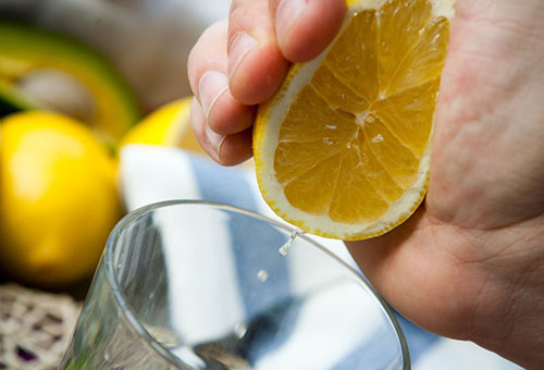 Выжимание лимонного сока