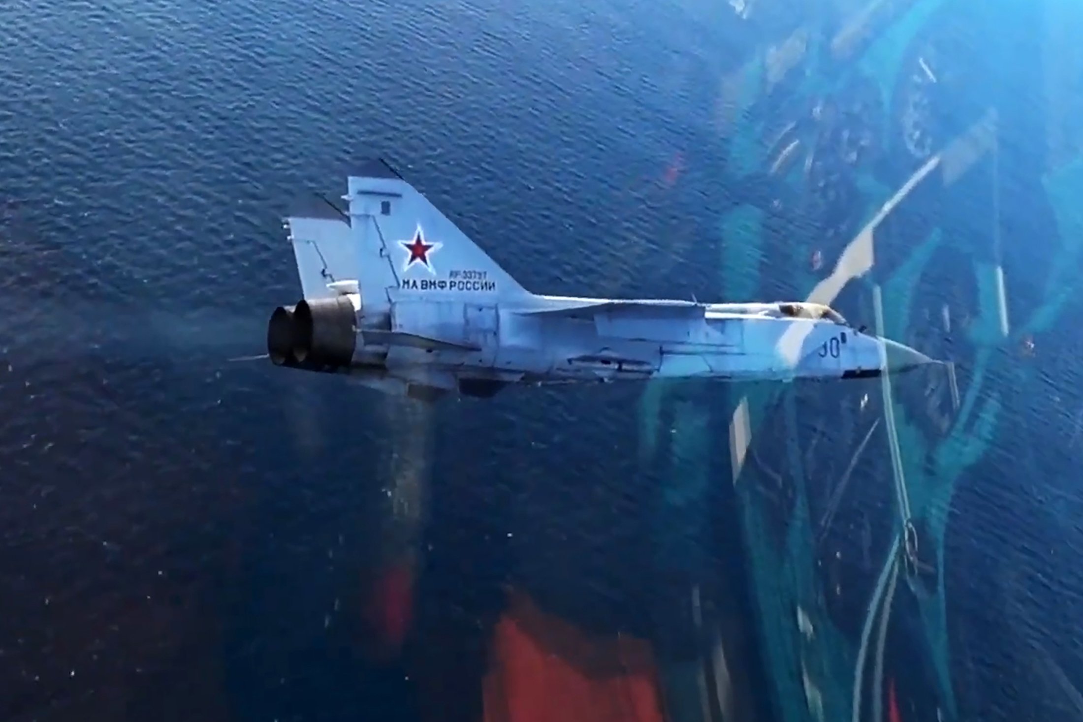 МиГ-31 не дал приблизиться самолету-разведчику США к границе России