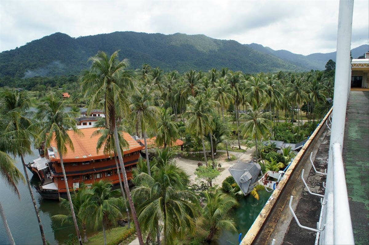 Заброшенное судно-отель в тайских джунглях Азия,гостиницы,заброшки,Таиланд