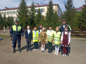 В Оренбургской области сотрудники ОГИБДД и учащиеся СОШ № 1 в рамках недели безопасности провели профилактическое мероприятие для водителей