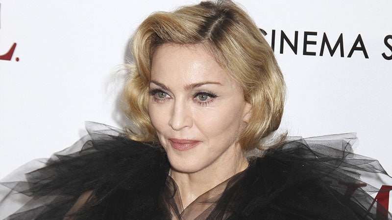 Сын Мадонны пришел в обтягивающем красном платье на боксерские соревнования