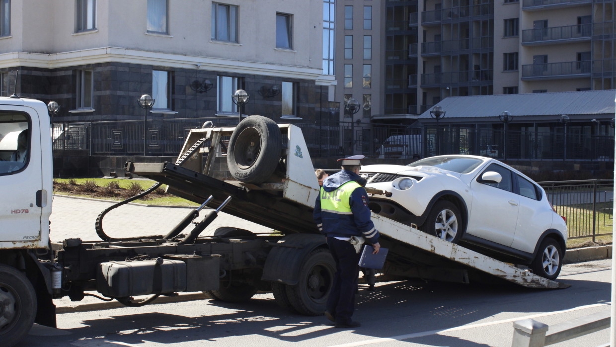 Комтранс Петербурга начнет штрафовать водителей за неправильную парковку
