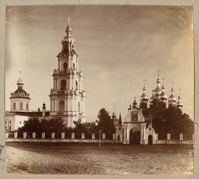 Kostroma. Uspenskīĭ sobor i vkhod v nego