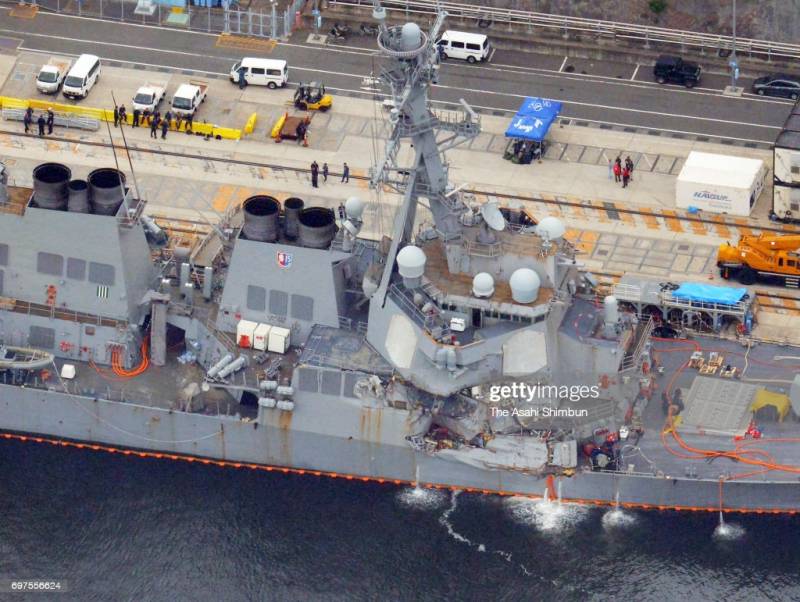 Последствия cтолкновения USS Fitzgerald с контейнеровозом ASX Crystal Последствия cтолкновения USS Fitzgerald с контейнеровозом ASX Crystal вмф