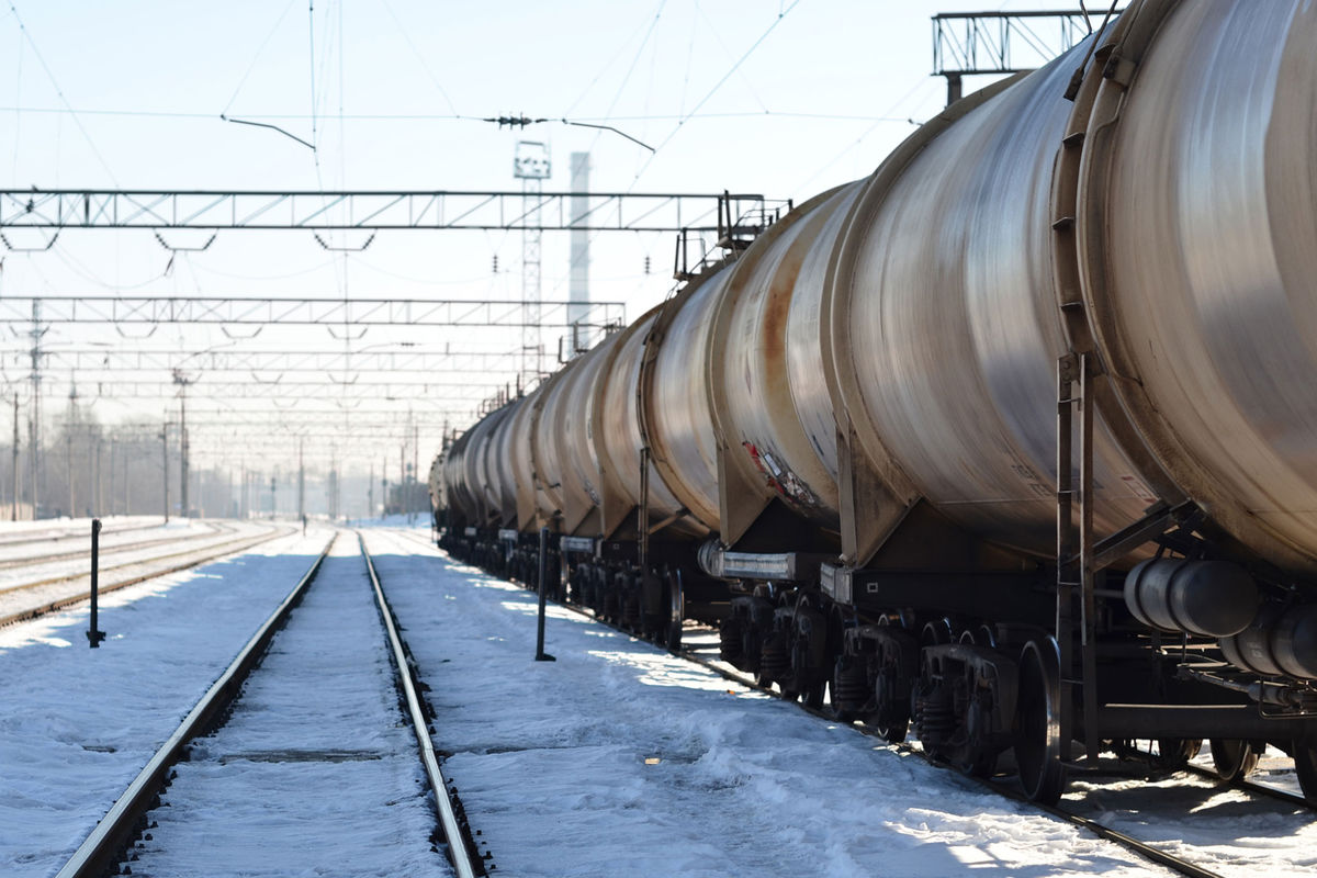 NGS: в Омской области подросток не успел пролезть под вагоном и попал под поезд