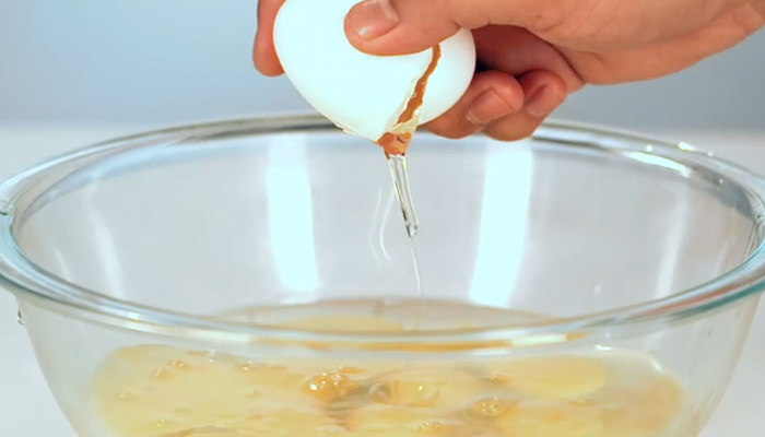Как научиться разбивать яйцо одной рукой кулинария