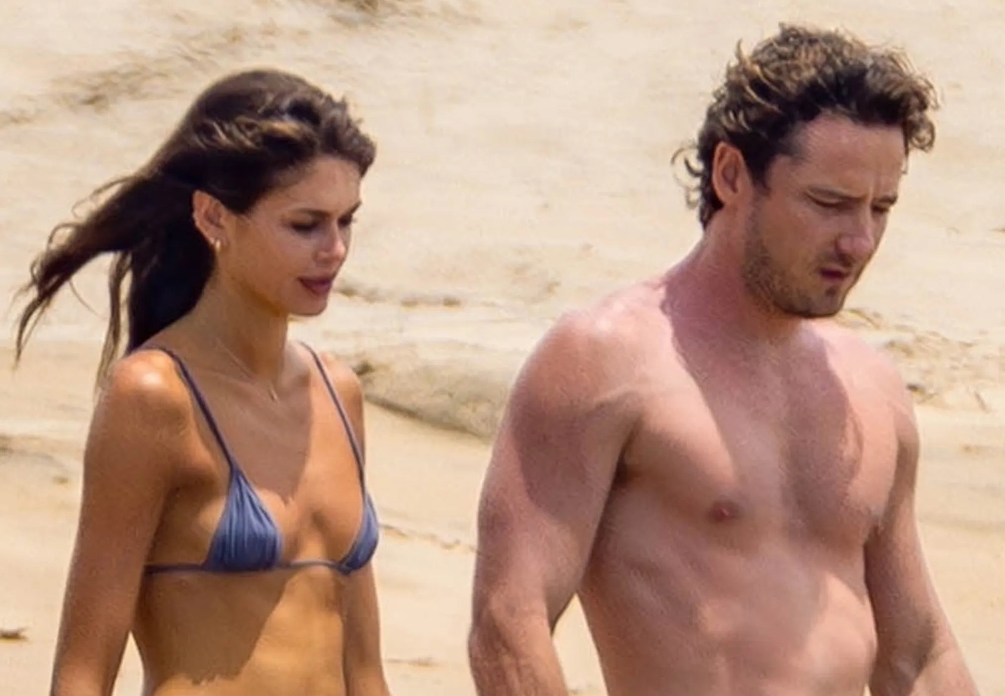 Дочь Синди Кроуфорд Кайю Гербер засняли в микробикини на отдыхе с бойфрендом