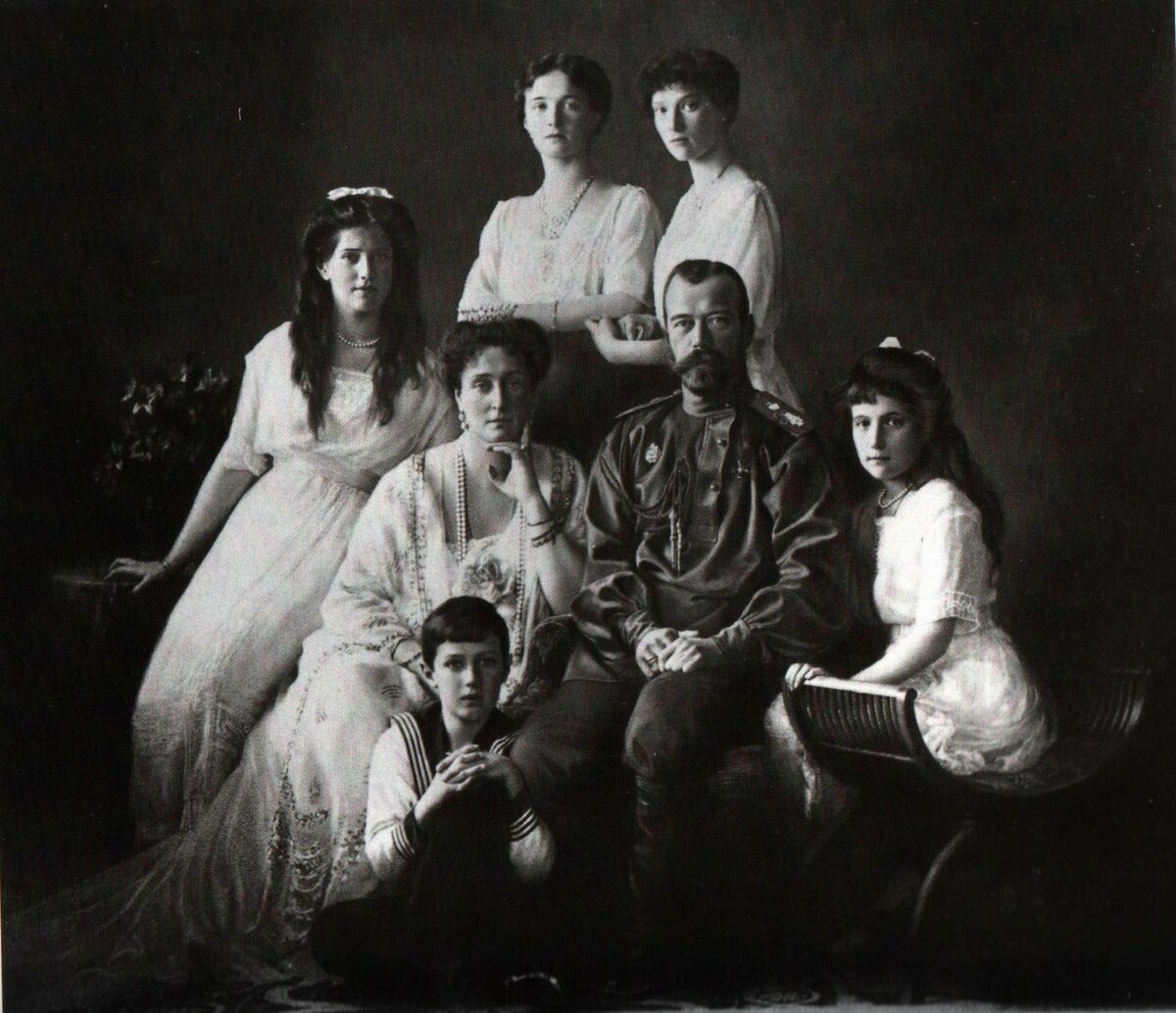 Николай II с семьёй. Изображение: cloudfront.net
