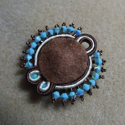 Сутажная вышивка - вид вышивания не только для одежды, но и для создания укпашений. МК в фото и видео