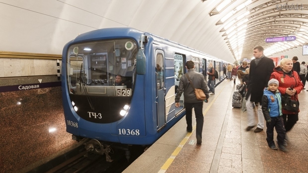 Последний поезд метро спб. Вагоны метро СПБ зеленая ветка. Вагоны метро СПБ синяя ветка. Новые поезда в питерском метро. Поезда на синей ветке метро.