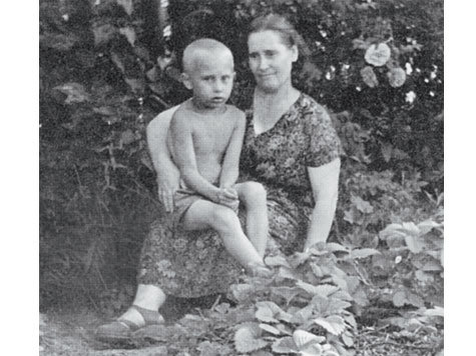 Владимир Путин с мамой.
