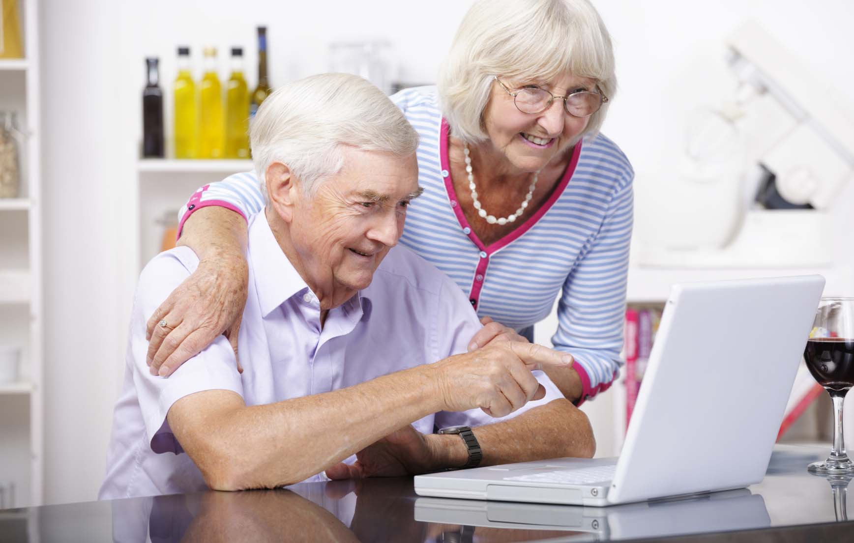 Бесплатные операций пенсионерам. Пожилой человек за компьютером. Пенсионер за компьютером. Пожилые люди. Пожилые люди и компьютер.