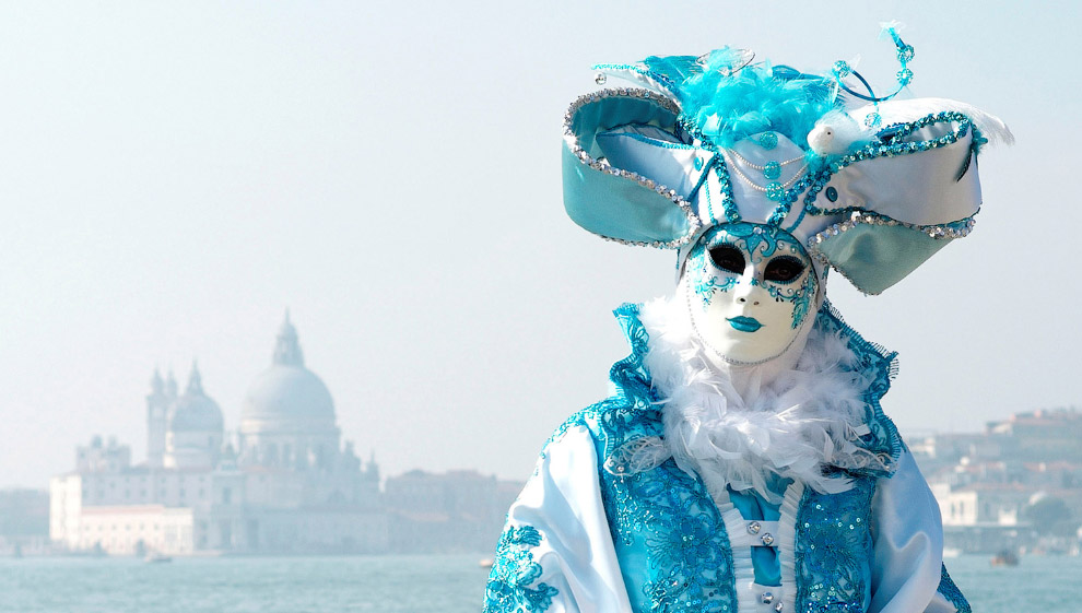 Первые карнавалы появились в Италии, и самый первый из них — карнавал в Венеции, которую ни с чем не спутаешь