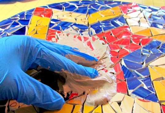 Не спешите выбрасывать осколки разбившихся чашек: сделайте уникальный элемент декора handmake