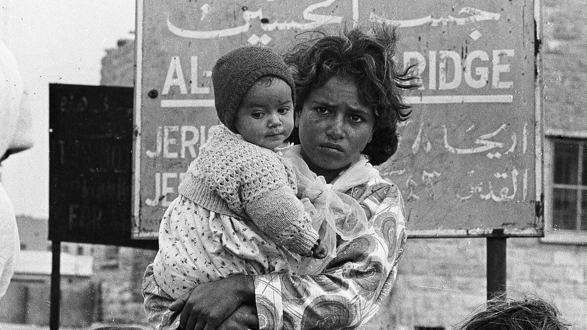 Палестинская беженка с ребенком возле моста Алленби, 1967 год
