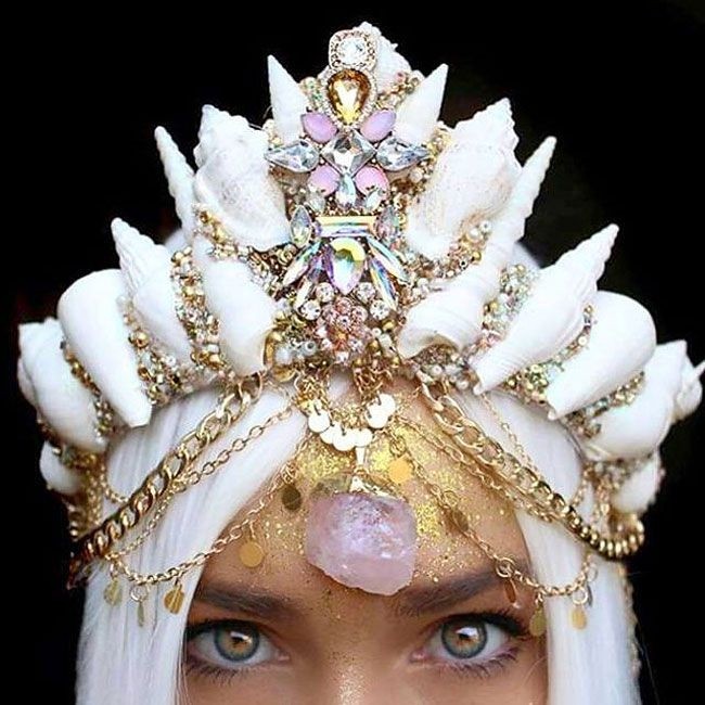Дизайнер создает невероятные короны из ракушек (14 фото)